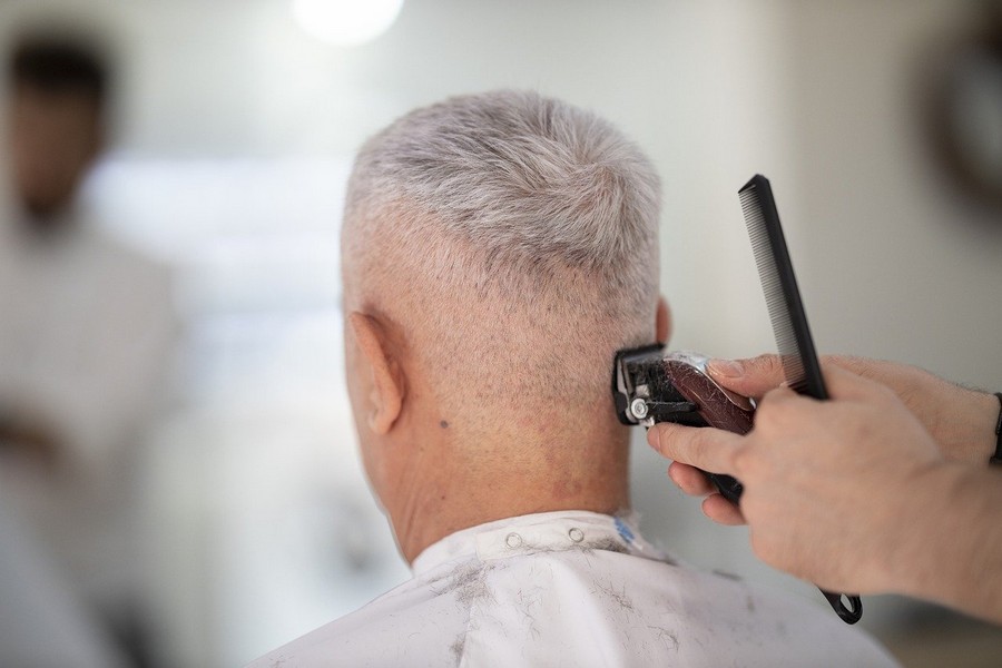 Homme aux cheveux blancs ; quelle coiffure adopter