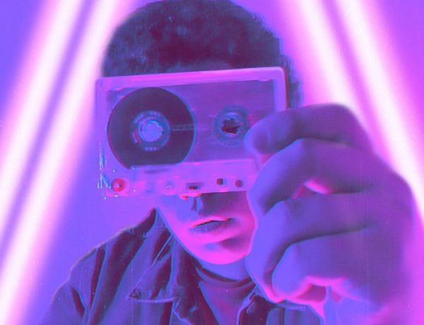 homme qui tient une cassette audio