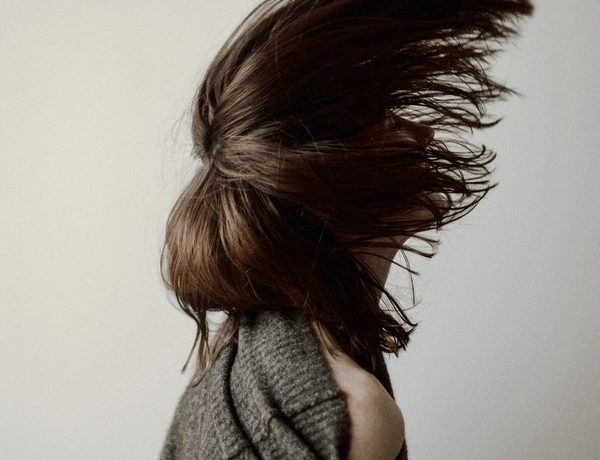 femme qui fait un mouvement avec ses cheveux