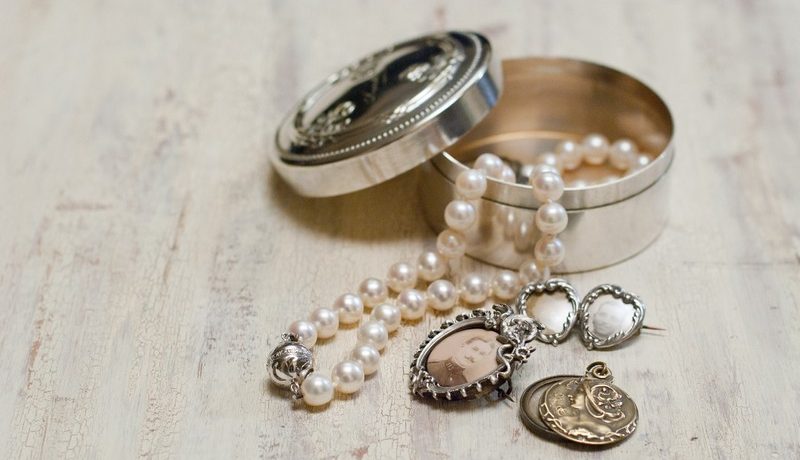 Boite avec des bijoux anciens