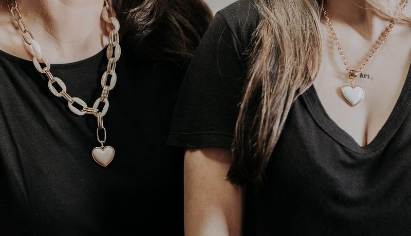 femmes qui portent des bijoux en plaqué or