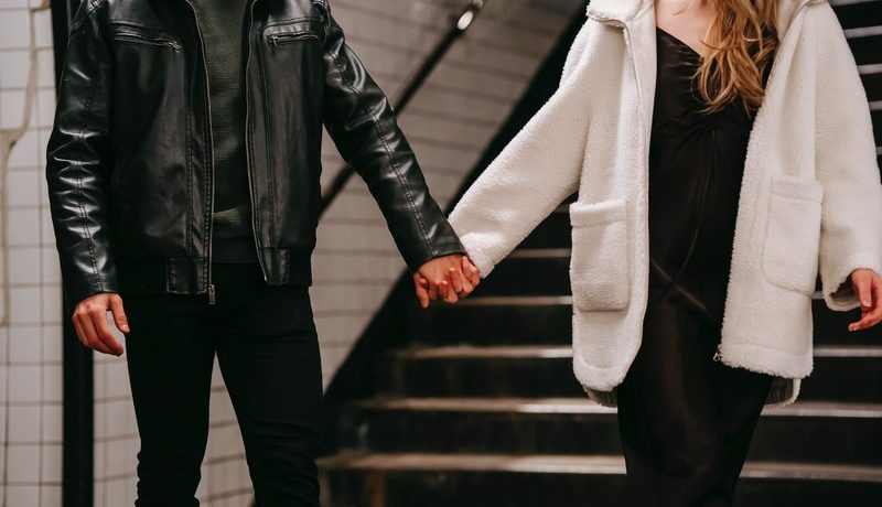 homme en veste en cuir avec une femme