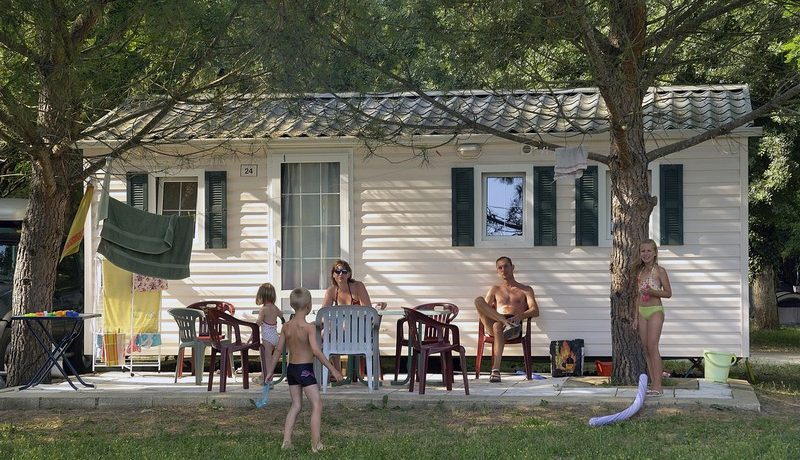 famille en vacances au camping