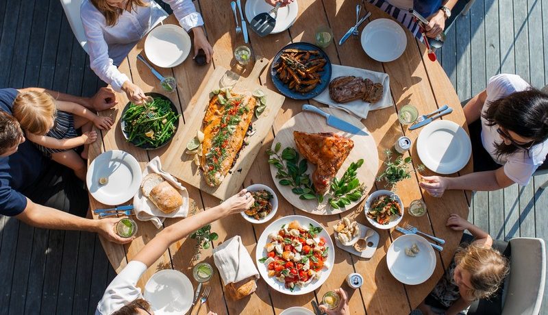 personnes qui partagent un repas