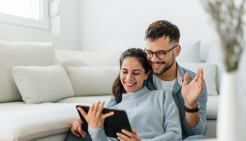 couple qui fait une visite virtuelle depuis la tablette