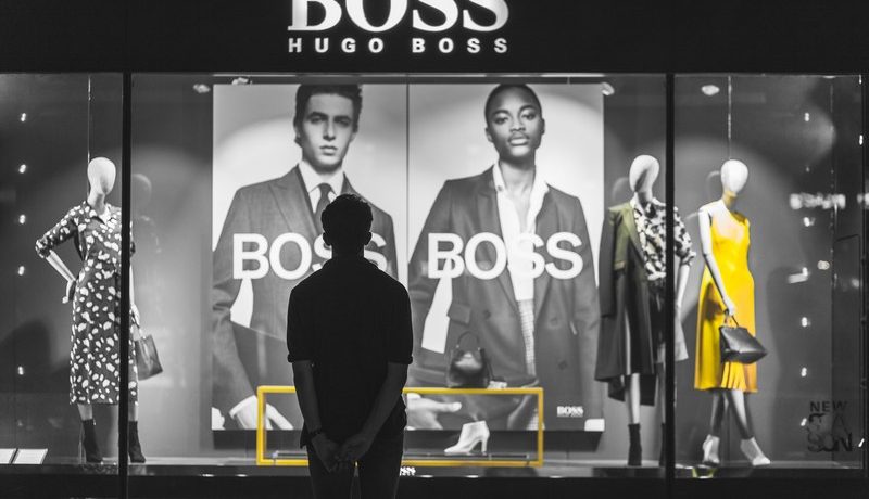 homme qui regarde une vitrine Hugo Boss