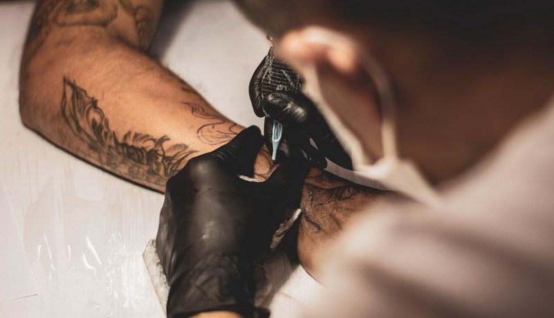 encre de tatouage qui pénètre la peau