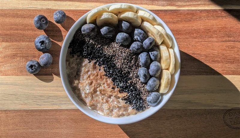 assiette protéinée avec des graines de chia