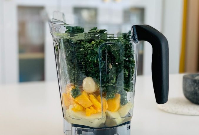 blender avec des légumes pour faire un soupe