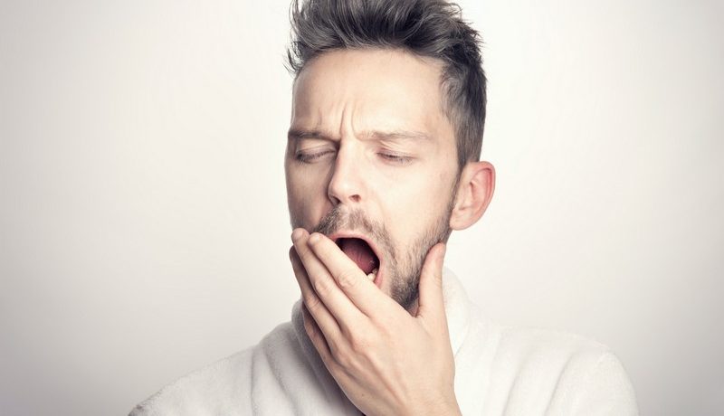 homme fatigué avec des poches sous les yeux