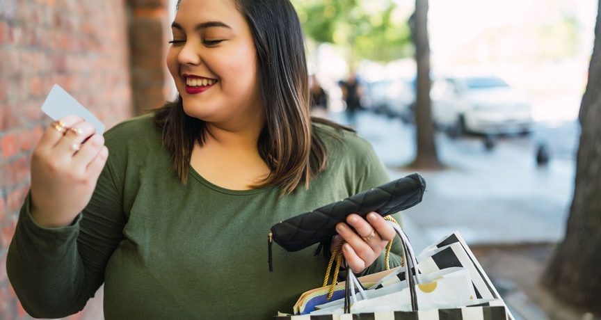 femme ronde qui fait du shopping