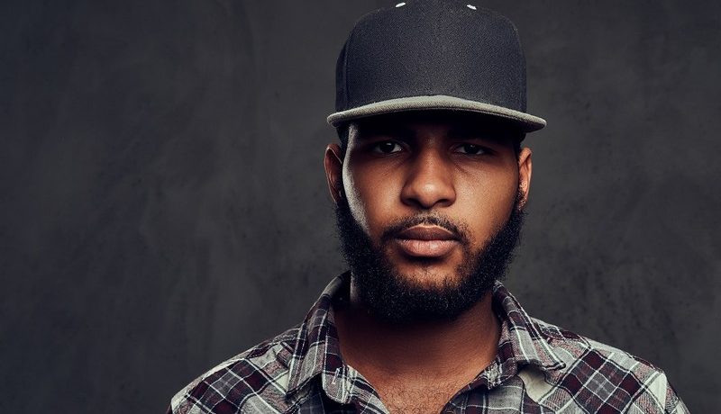homme qui porte une casquette NY