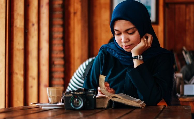 femme qui apprend l'arabe