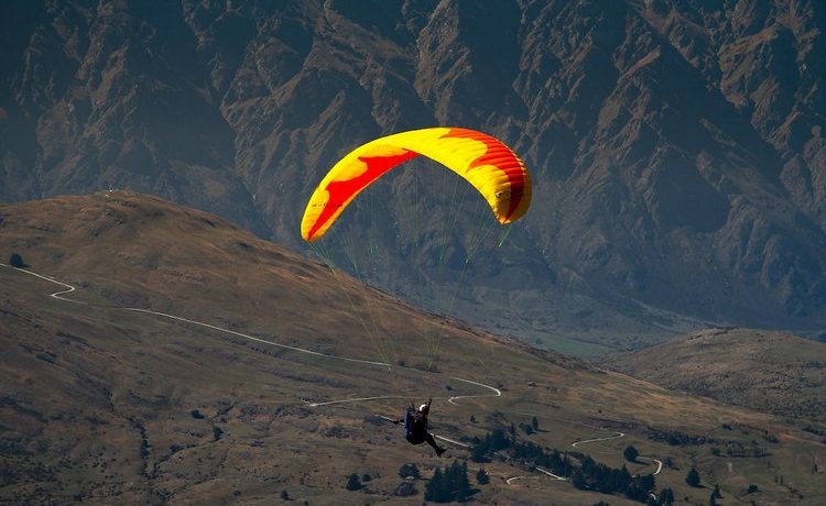 personne en parachute