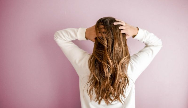 femme qui touche ses cheveux