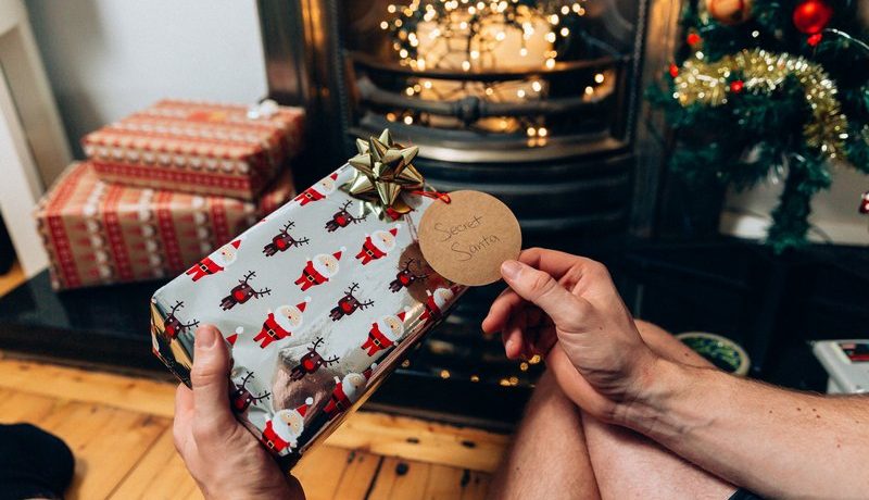 femme qui reçoit un cadeau