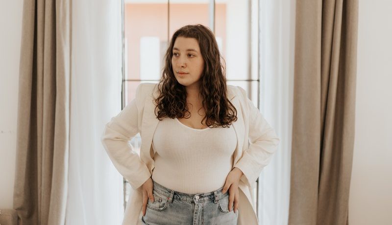 femme habillée en made in france