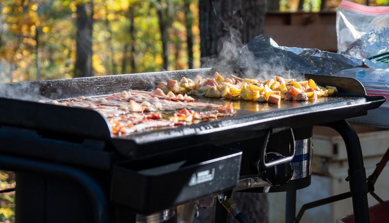 plancha avec des brochettes