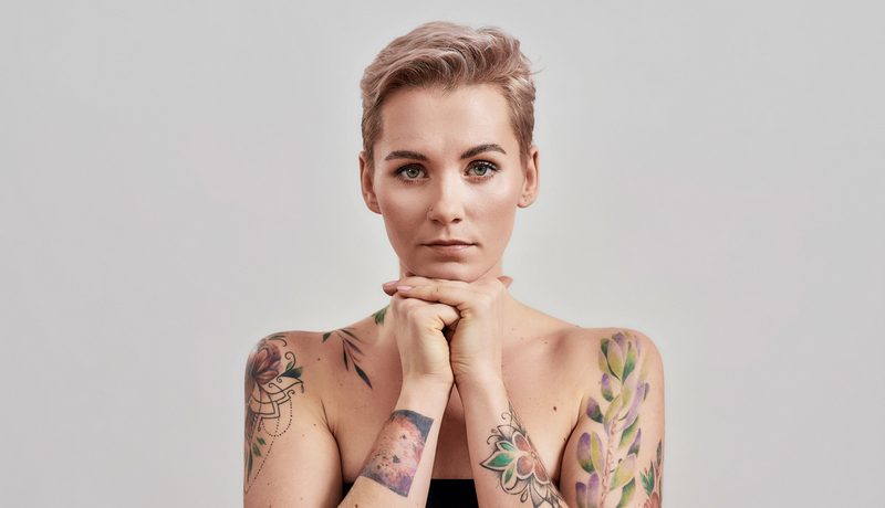 femme aux tatouages éphémères