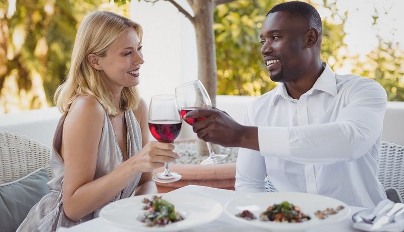 couple qui trinque