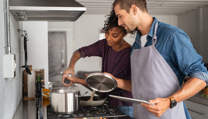 homme et femme qui cuisinent