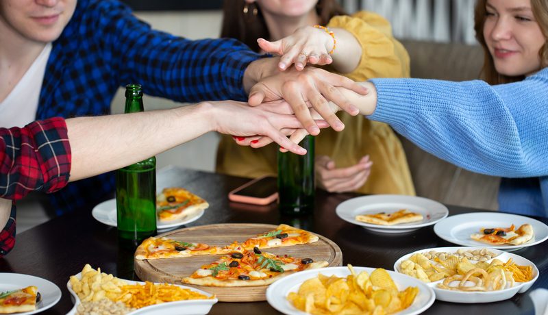 amis qui jouent ensemble en intérieur