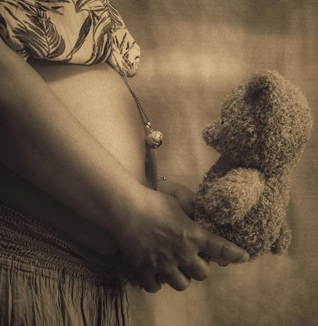 femme enceinte avec un bola de grossesse