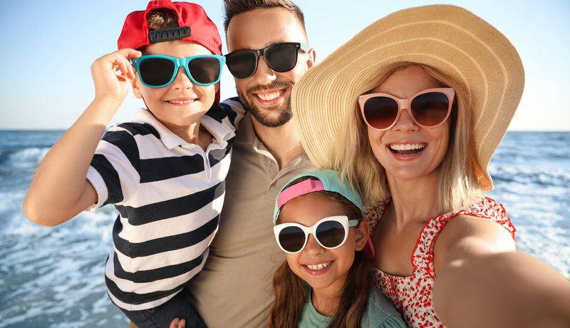 famille en lunettes de soleil