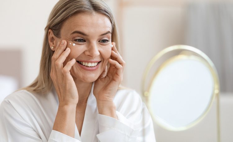femme qui met une crème made in France