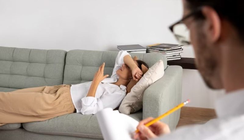 Une personne parlant à son psychologue