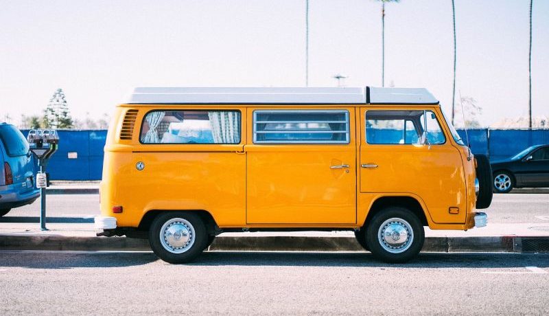 Un van utilitaire jaune
