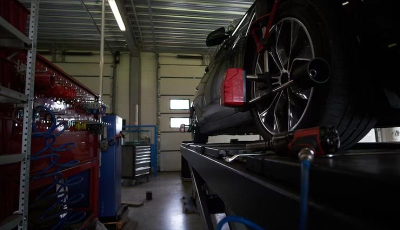 Une voiture dans un garage