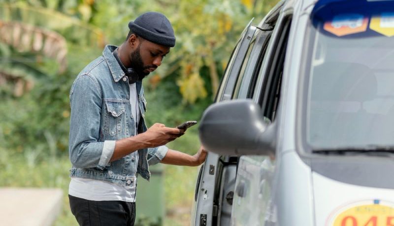Un homme devant un petit utilitaire électrique
