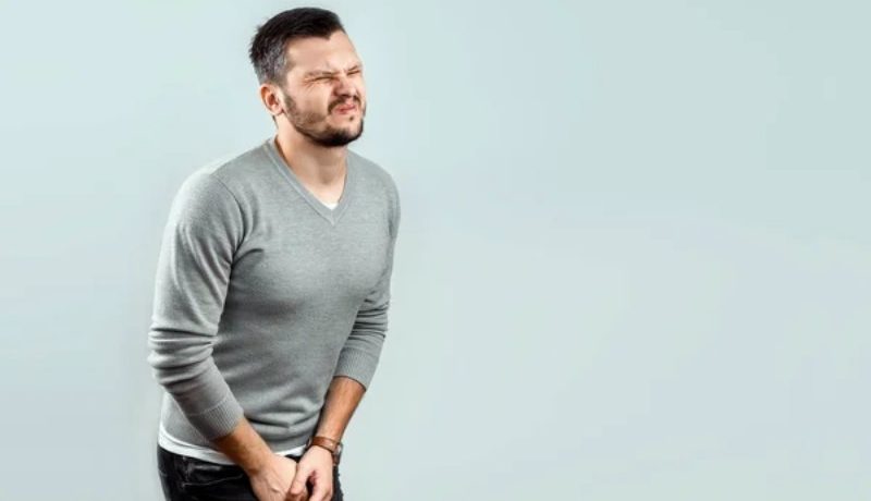 Un homme qui a mal à son testicule à cause de boutons