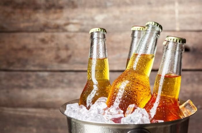 Des bouteilles de bières dans un récipient rempli de glaçons