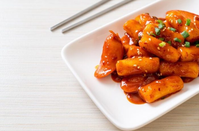 La pâte de riz coréenne dans une assiette blanche