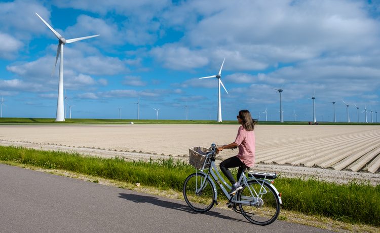 femme en vélo électrique