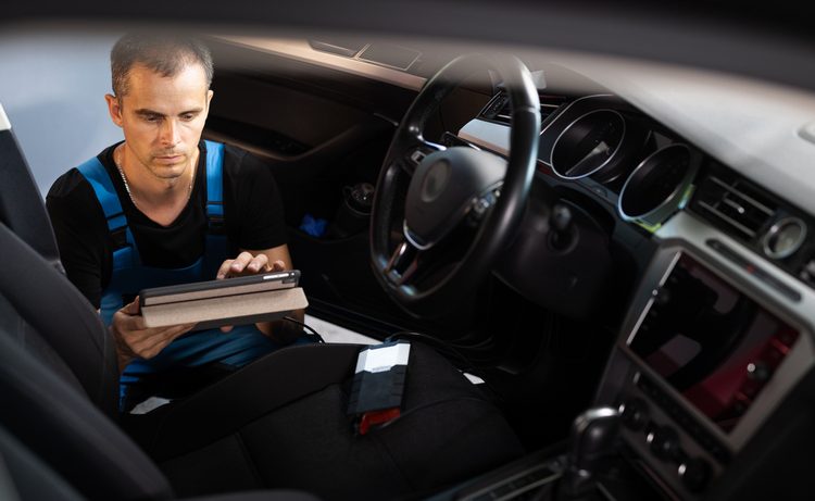 garagiste qui fait une expertise automobile