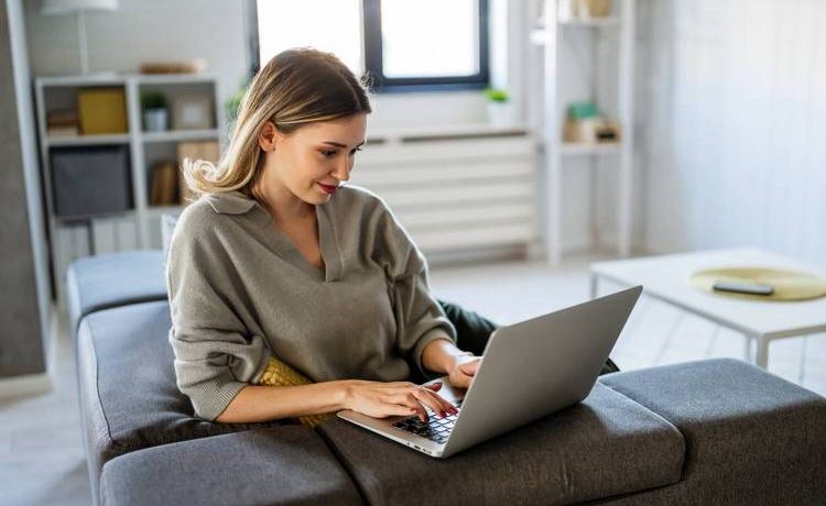 femme qui télétravaille