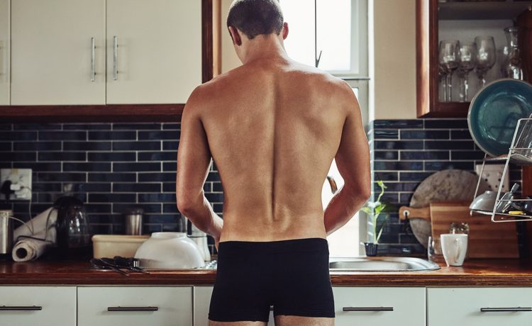 homme de dos qui cuisine en boxer