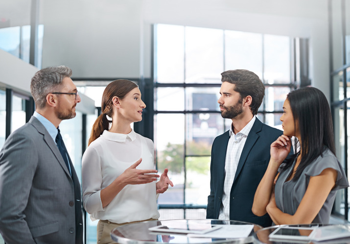 collègues de travail qui ont une sujet de conversation intéressant