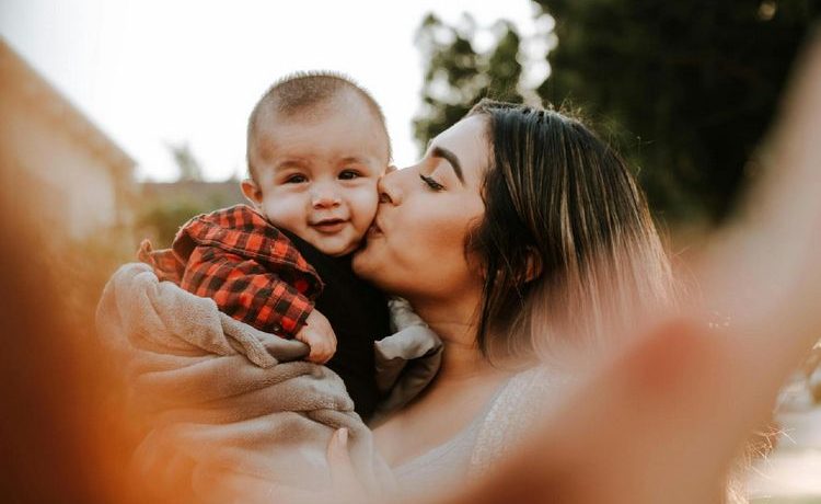 maman qui embrasse son enfant