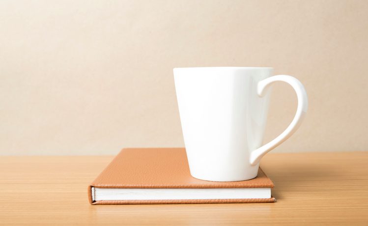 mug posé sur un livre