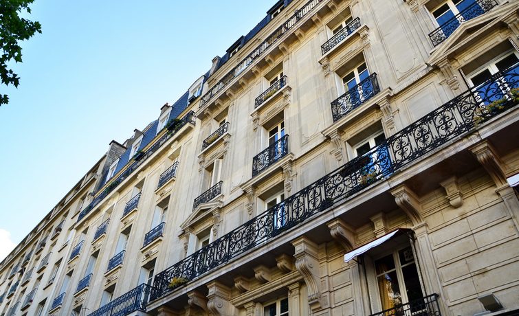 immeuble avec des appartements