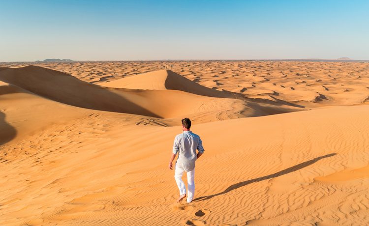 homme dans le désert de Dubaï