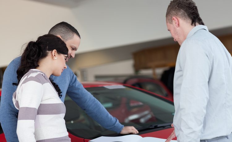 couple qui regarde une voiture