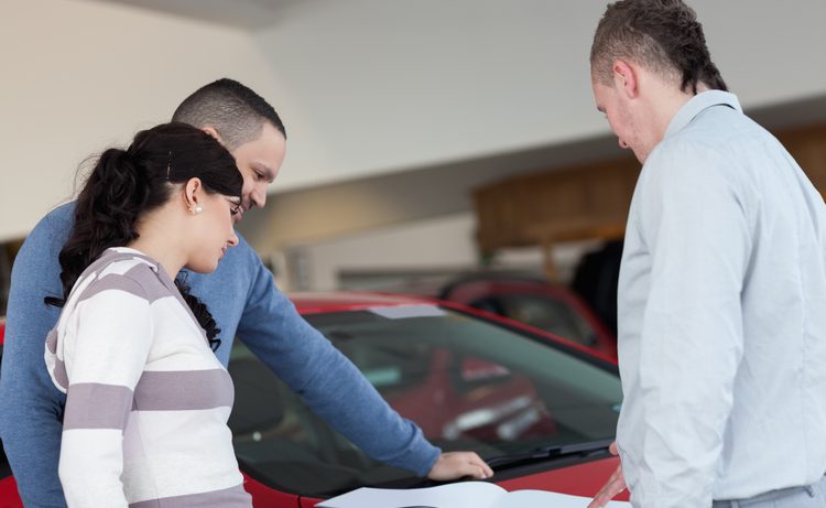 couple qui regarde une voiture