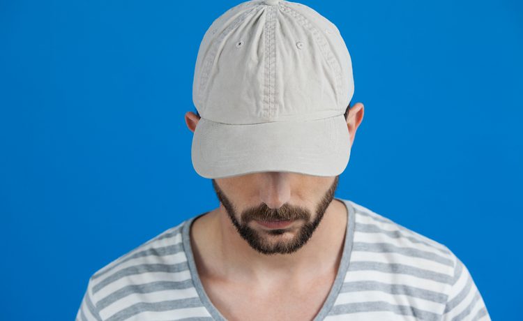 homme qui porte une casquette personnalisée