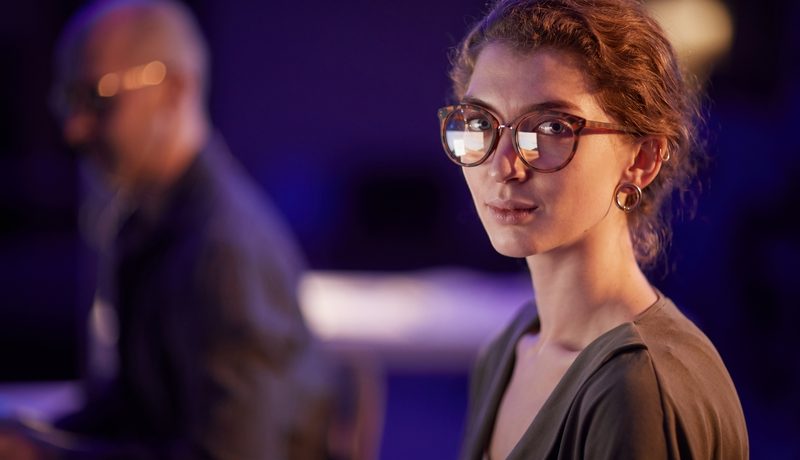 femme qui porte des lunettes