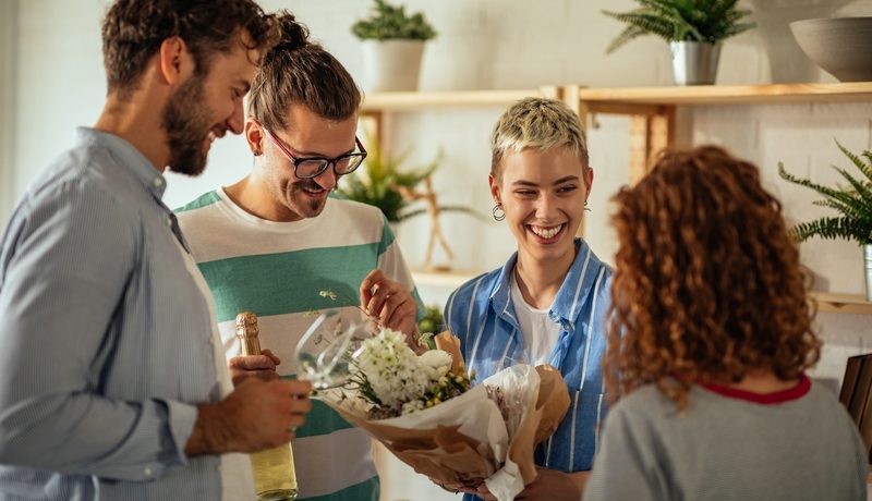 groupe d'amis qui composent un bouquet de fleurs